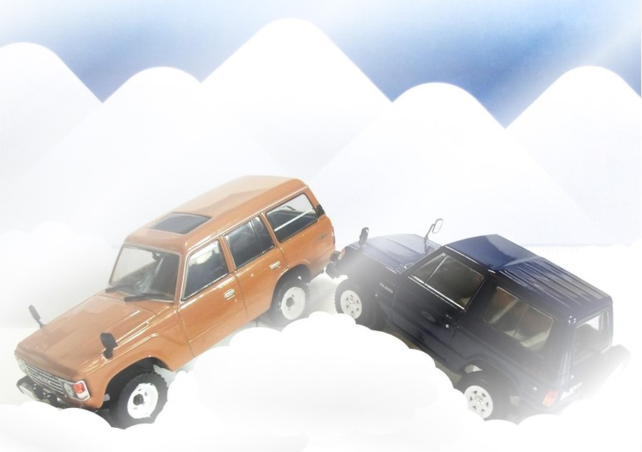 雪山で戯れる当時のクロカン系４WDの代表格　「トヨタ ランドクルーザー」（左）と「三菱 パジェロ」（右）