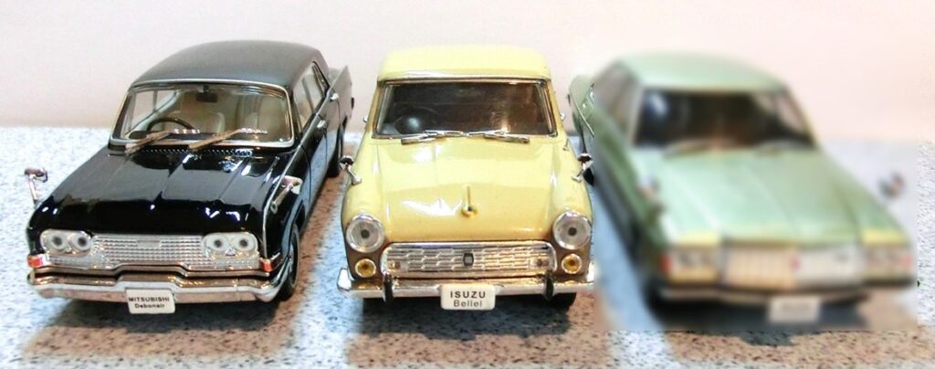 「初代デボネア（左）」と「ベレル（中央）」と 謎の高級車
