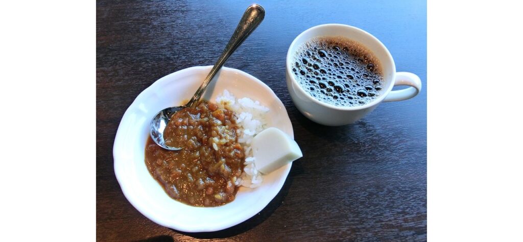 野菜カレーの小田原鈴廣の蒲鉾添え