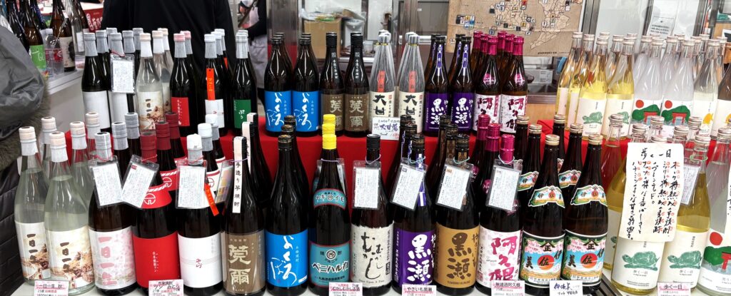 ずらりと銘酒がならんだ焼酎の直売コーナー