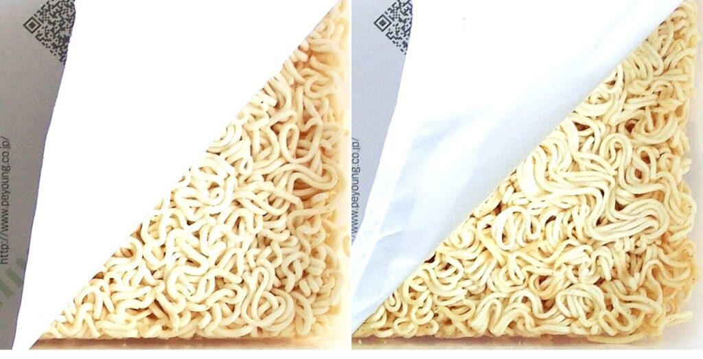 今までの「ペヤング」の麺(左)と「豚骨味やきそば」の細麺(右):縮尺はほぼ合わせてあります。