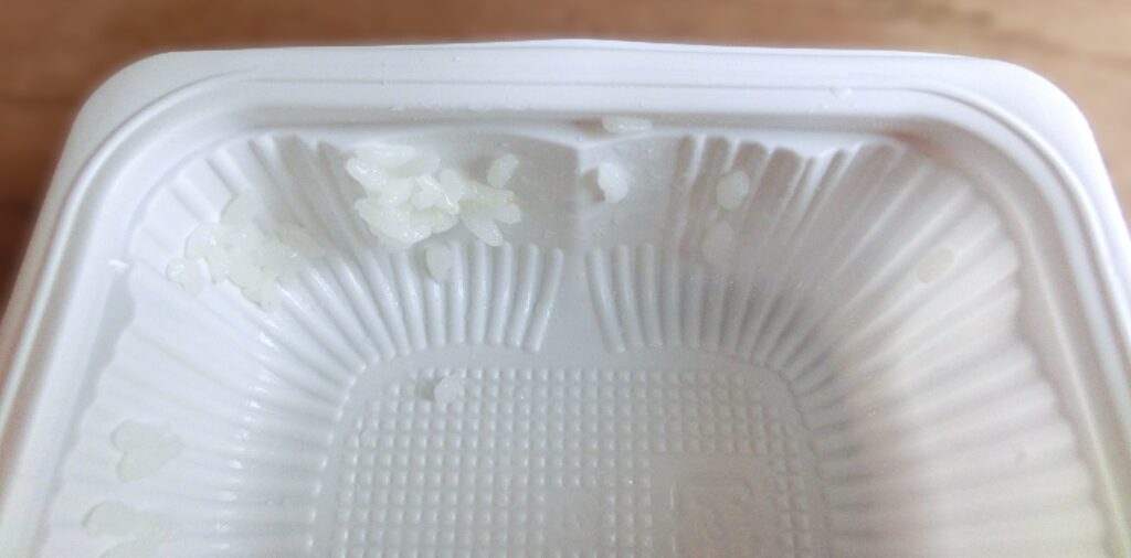 パッケージに残ったご飯粒