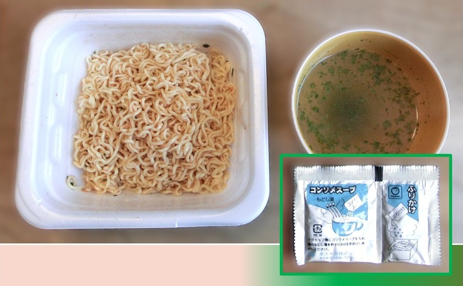 完成したふりかけなしの「たらこ味バター風味」やきそば(左)と ふりかけ入りコンソメスープ(右)