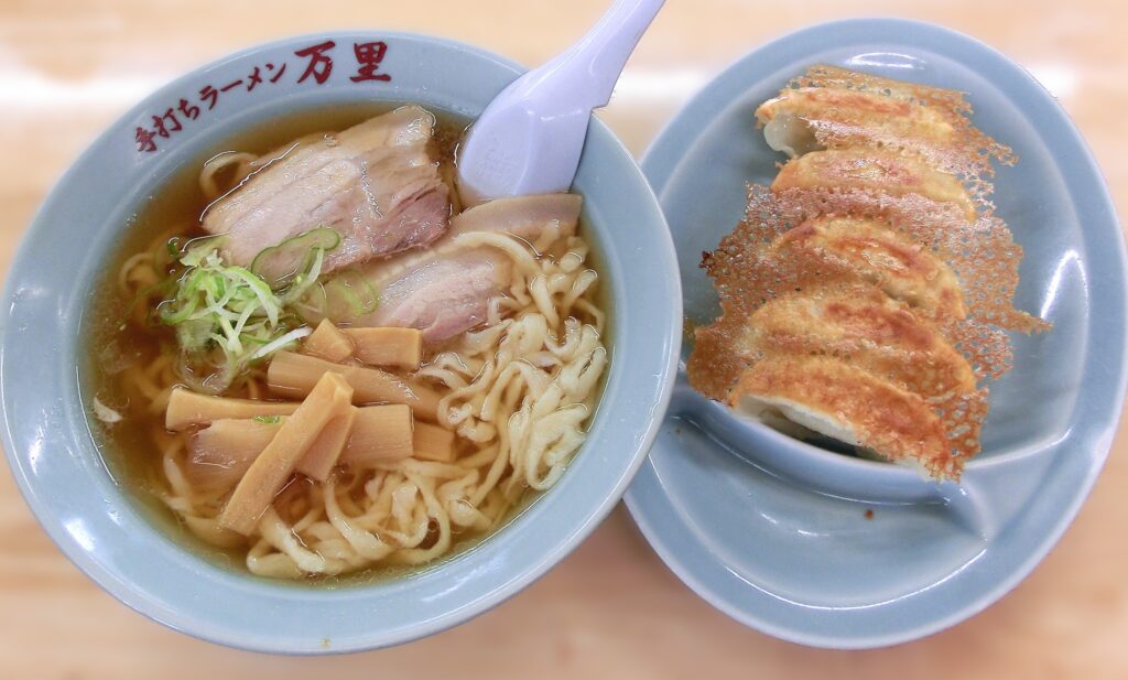 【万里】の手打ラーメンと餃子