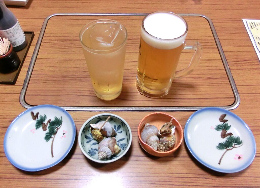 とりあえず生ビールとサワー と お通しのつぶ貝