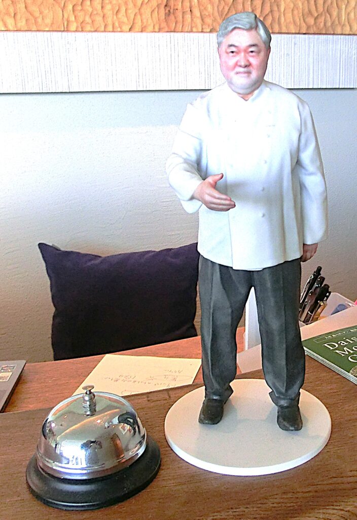 レセプションで出迎えてくれる三國シェフのフィギュア