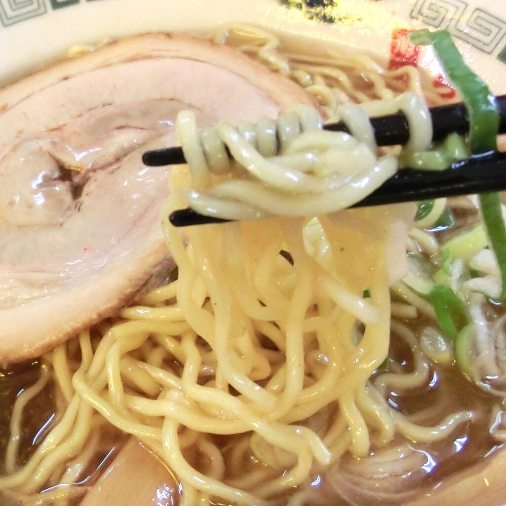 コシのある細めの縮れ麺