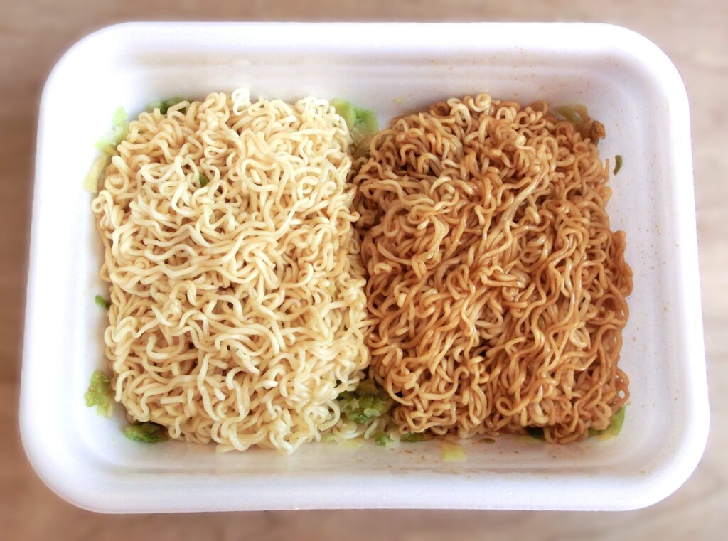 完成した「超大盛やきそばハーフ&ハーフ しょうゆラーメン風&ギョウザ風」