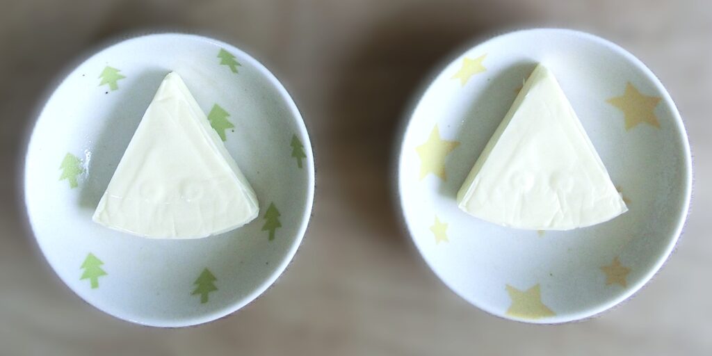 ６Pチーズ チーズ本体の比較（【業務スーパー（左）】、【ロピア（右）】）