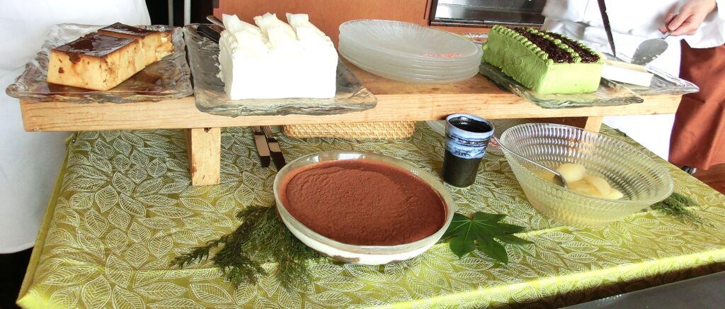 デザートワゴンサービス(上段左から、プリン、梨のショートケーキ、抹茶ケーキ、チーズケーキ、下段左から、ティラミス、梨のコンポート)