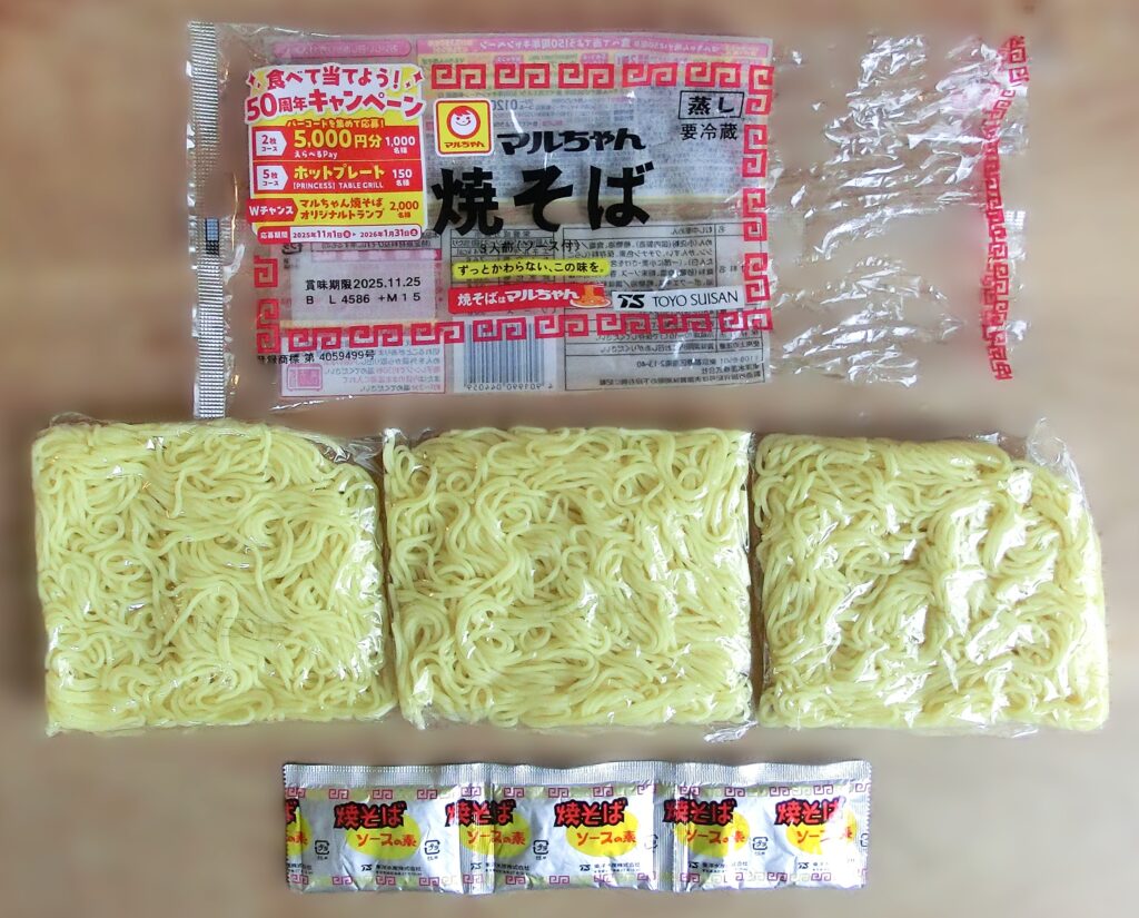 「マルちゃん焼そば3人前」の中身