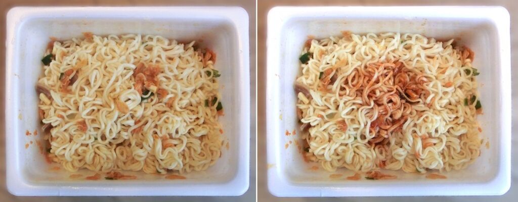 「キムチ鍋風やきそば」のお湯を捨てた直後（左）と ソースをかけた直後（右）