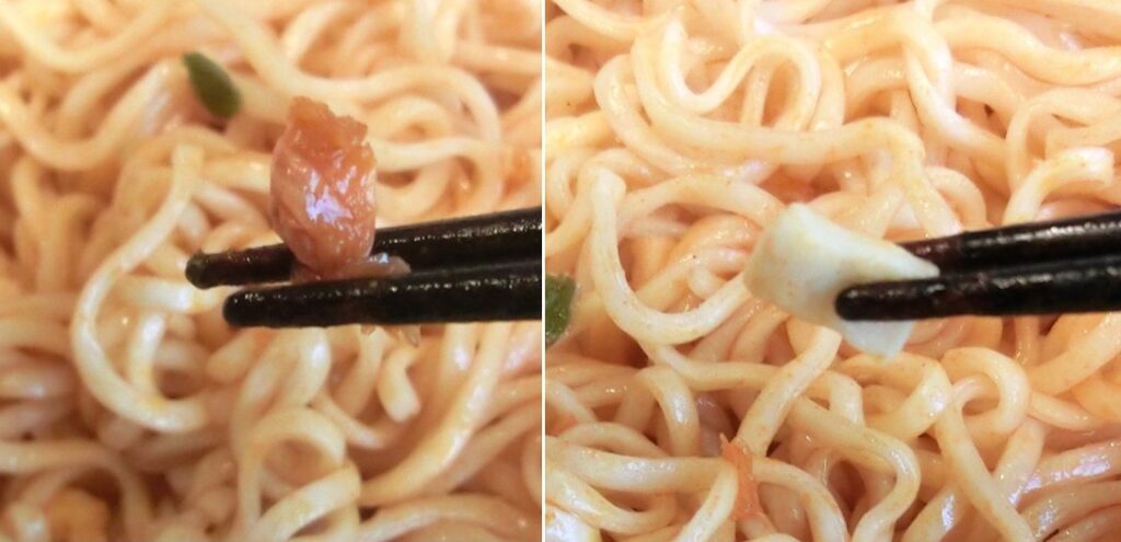 「キムチ鍋風やきそば」の中のキムチ（左）と豆腐（右）