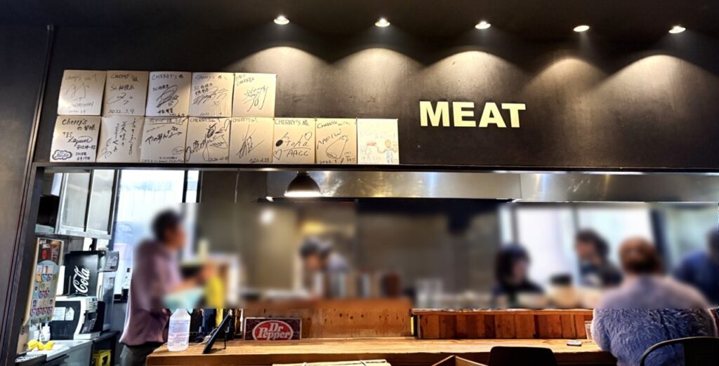 オープンキッチンの開放的な厨房（一番左下の色紙が安住さんです）