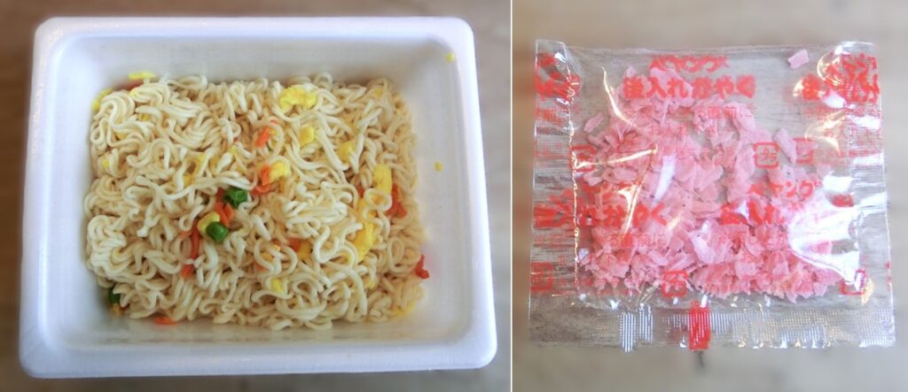 「ペヤング ちらし寿司風やきそば」のお湯を捨てた直後（左）と 最後に麺の上にかける桜フレーク（右）