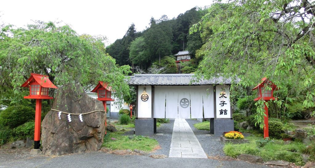 【太子館】の立派な門
