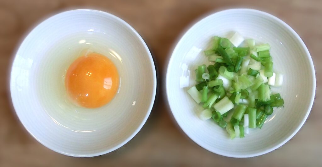 別に用意した卵とネギ