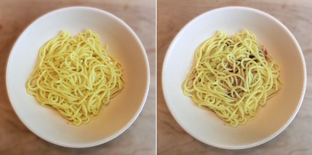 「スタミナにんにく油そば」のチンした直後（左）と ソースをかけた直後（右）