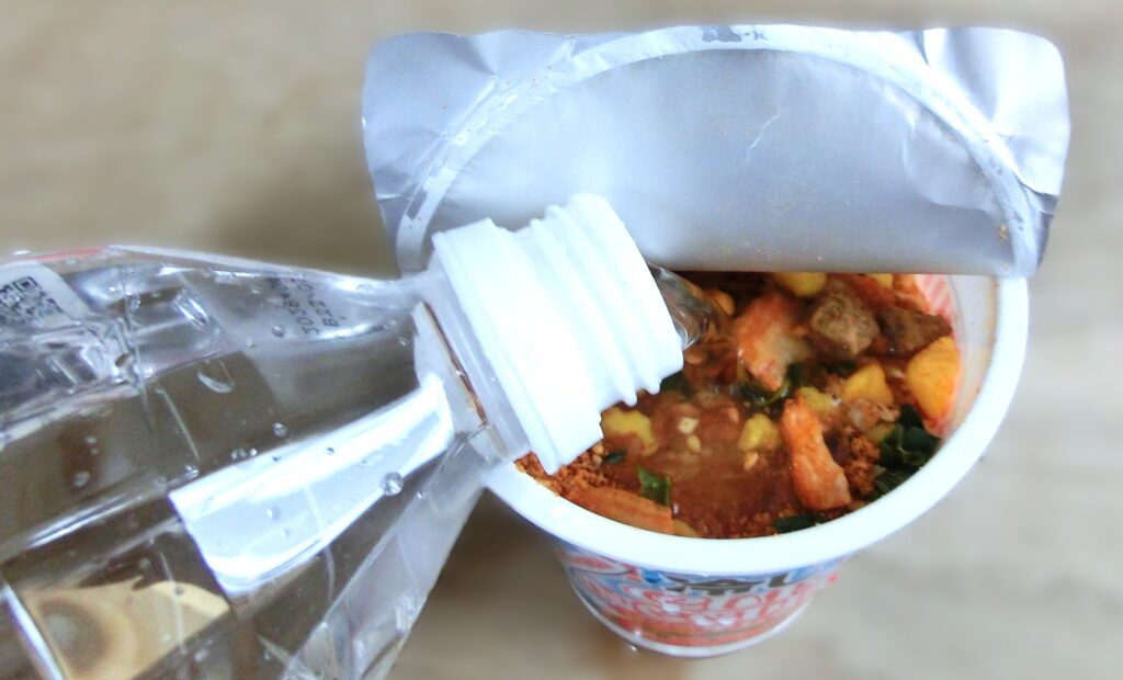 冷水を「ピリ辛キムチ味」に注いでいる瞬間