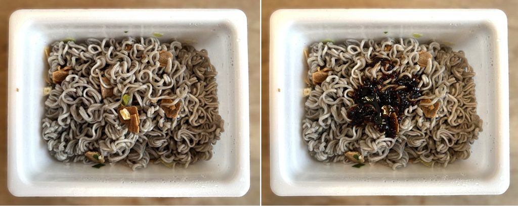 「肉おろし蕎麦風」のお湯を捨てた直後（左）と ソースをかけた直後（右）
